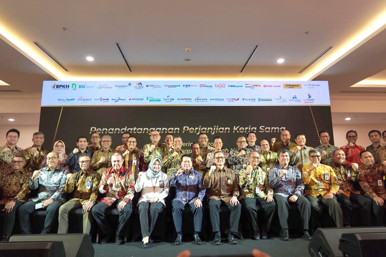 Foto bersama pelaku usaha perbankan syariah dalam penandatanganan kerja sama sebagai bank penerima setoran biaya ibadah haji 2024 - 2027. Foto : Bank Jatim