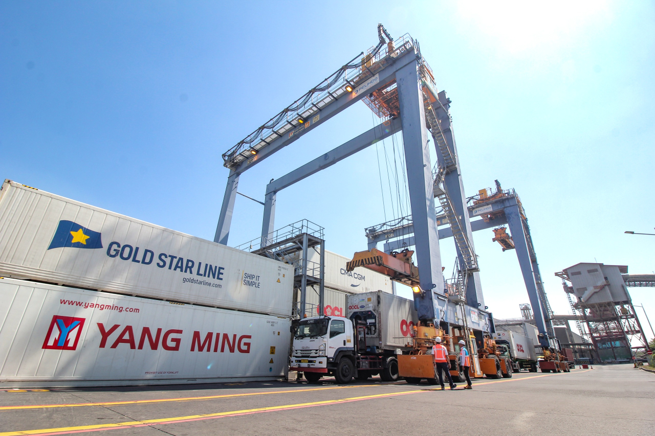 Dua unit alat RTGC terbaru milik Terminal Teluk Lamong. Foto : TTL