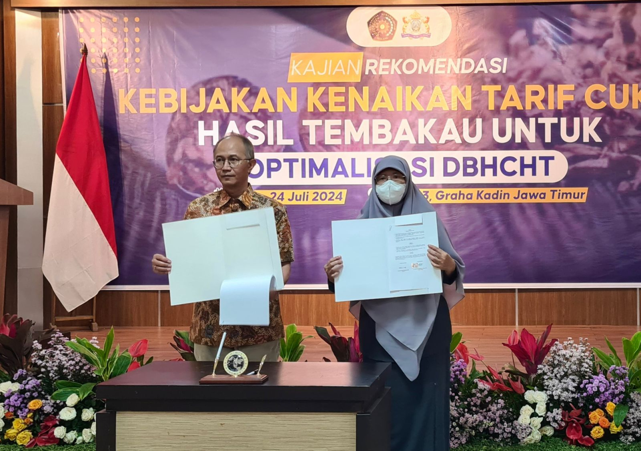 Ketua Kadin Jatim Adik Dwi Putranto (kiri) dan Dekan Fakultas Ekonomi dan Bisnis UMM Idah Zuhroh (kanan) saat penandatanganan MoA soal kajian optimalisasi DBHCHT di Surabaya, pada Rabu (23/7/2024). Foto : Kadin