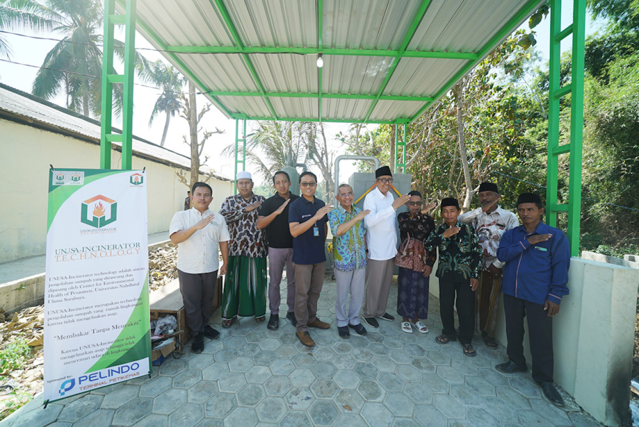 Kegiatan kolaborasiPT Pelindo Terminal Petikemas (SPTP) bersama Universitas Nahdatul Ulama Surabaya (UNUSA) menciptakan alat pembakar sampah. Foto : SPTP