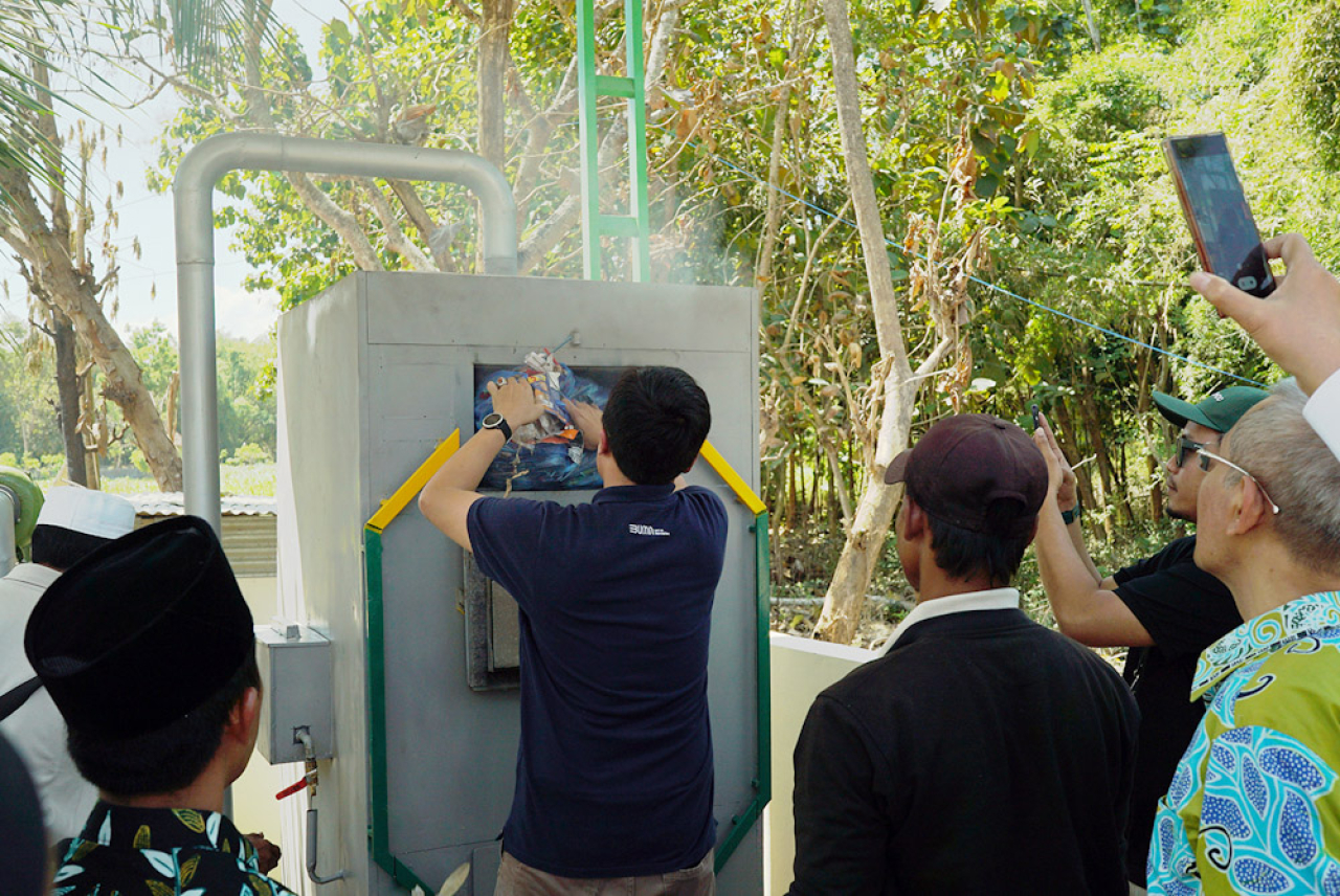 Alat pembakar sampah incinerator.