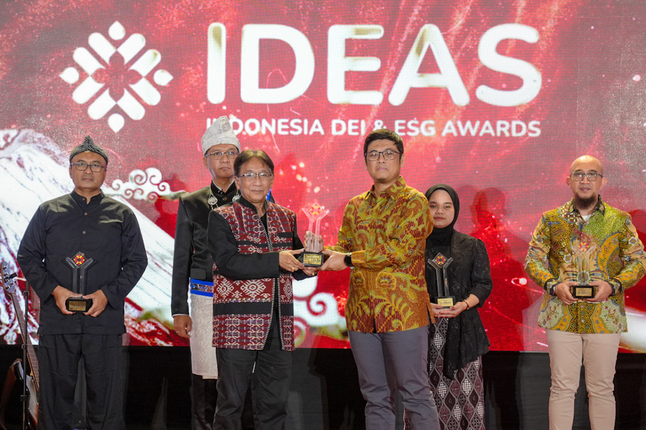VP Corporate Communication PT Pelindo Terminal Petikemas R. Suryo Khasabu saat menerima penghargaan DEI & ESG Award 2024. Foto : SPTP