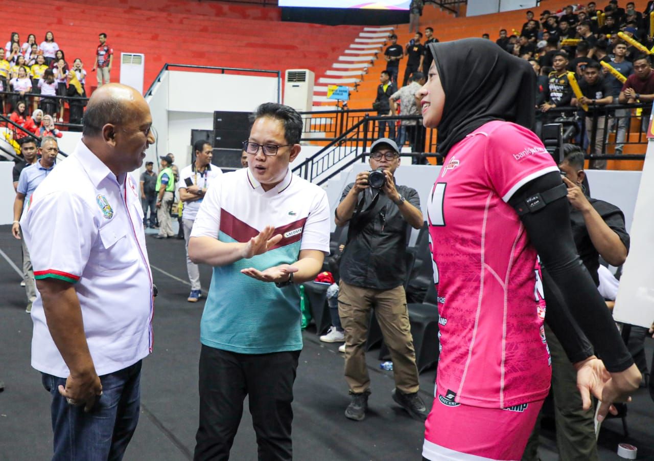 Penjabat (Pj.) Gubernur Jawa Timur, Adhy Karyono mengapresiasikan atas kemenangan tim voli putra LavAni di Final Four bola voli, Proliga 2024 ( Foto : Pemprov Jatim for Jatimkini.com )