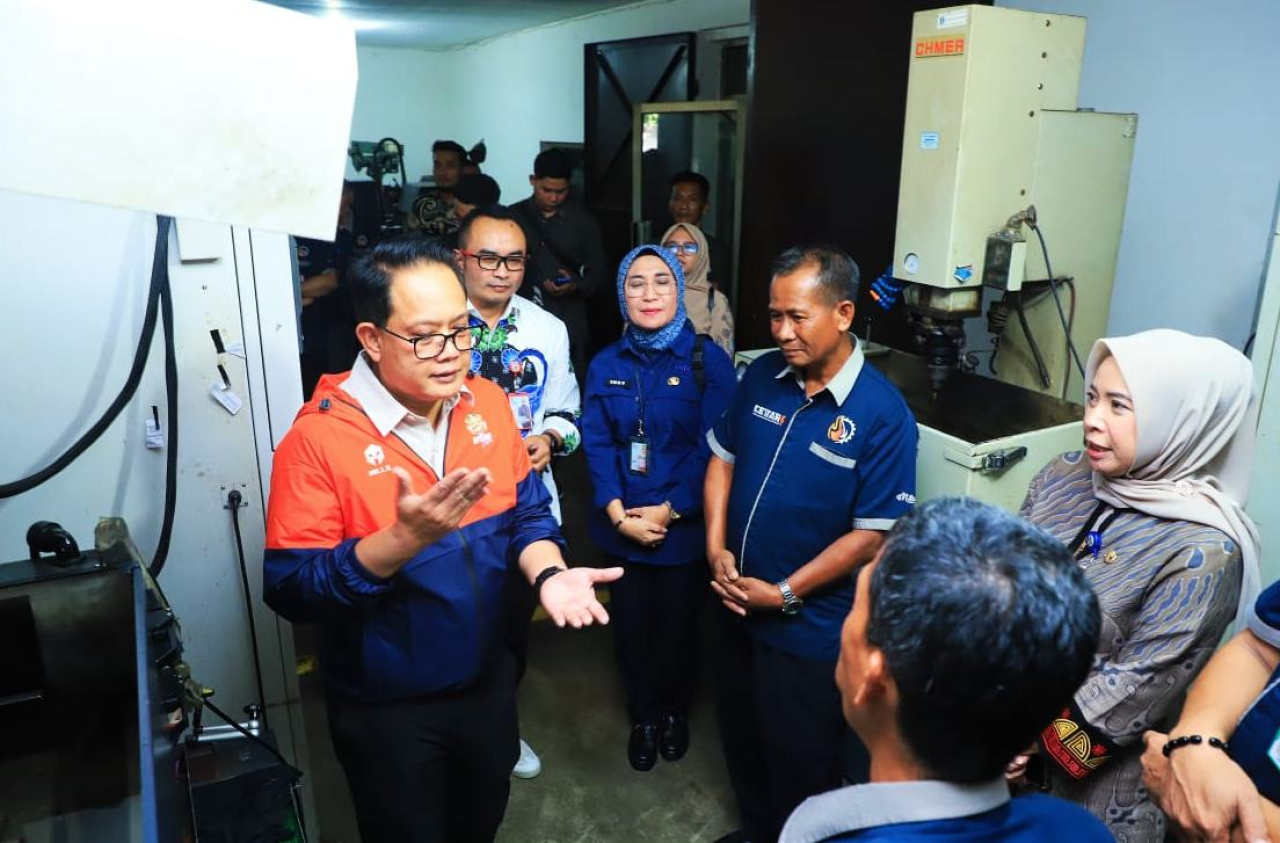 Pj Gubernur Jatim Adhy Karyono meninjau salah satu layanan UPT milik Disperindag Jatim. Foto : Pemprov Jatim
