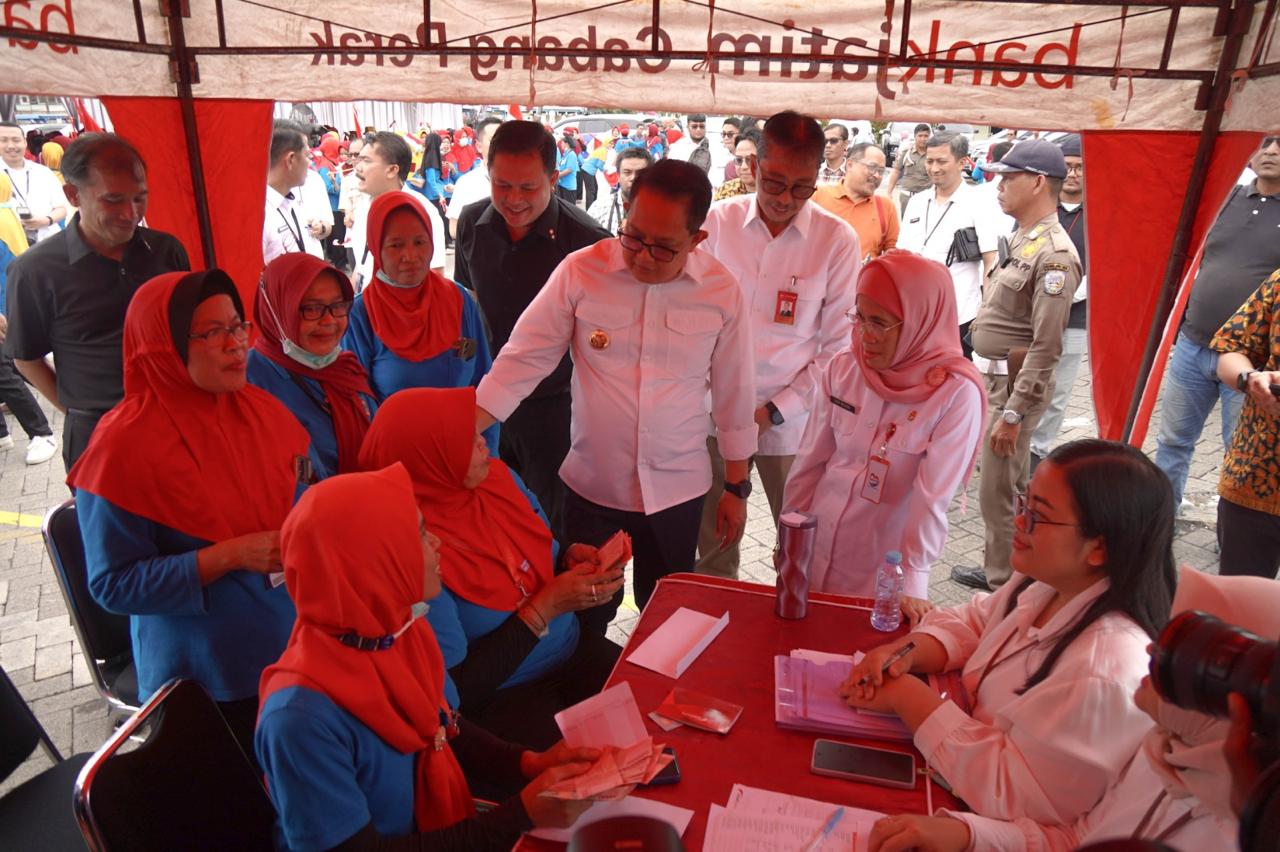 Pj Gubernur Jatim Adhy Karyono dan Dirut BJTM menyaksikan penyaluran BLT DBHCHT bagi buruh pabrik di PT HM Sampoerna Tbk Rungkut 2. Foto : BJTM