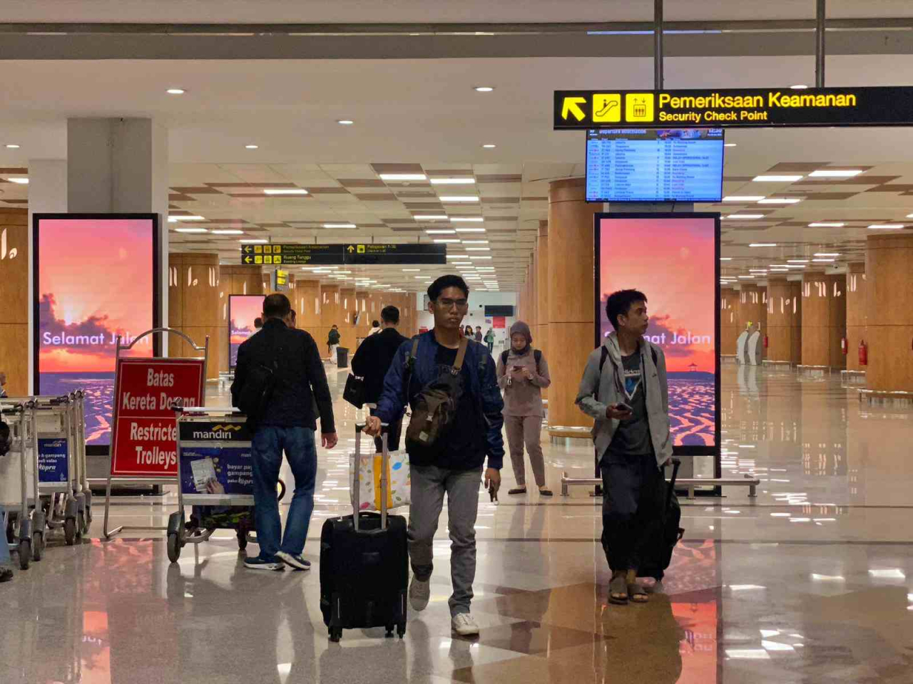 Suasana arus penumpang pesawat di Bandara Internasional Juanda. Foto : AP I