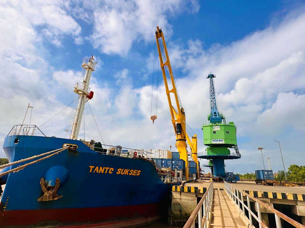 Kegiatan bongkar muat kapal Tanto di Pelabuhan Merauke. Foto : SPTP