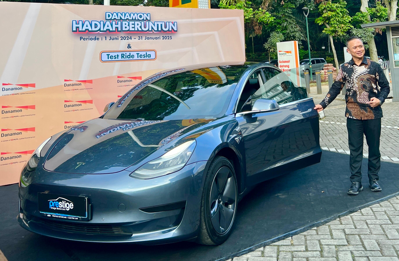 Consumer Funding & Wealth Business Head Danamon, Ivan Jaya berfoto dengan 1 unit Tesla Model 3, yang merupakan Hadiah Undian Grand Prize di akhir periode Danamon Hadiah Beruntun (DHB). FOTO : Danamon