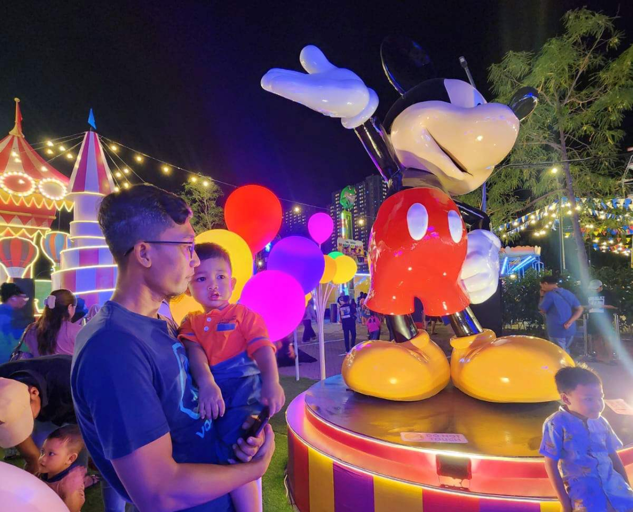Pengunjung Disney Festival Surabaya sedang melihat berbagai ornamen khas karakter tokoh-tokoh Disney di Pakuwon City Mall Surabaya. Foto : Peni Widarti