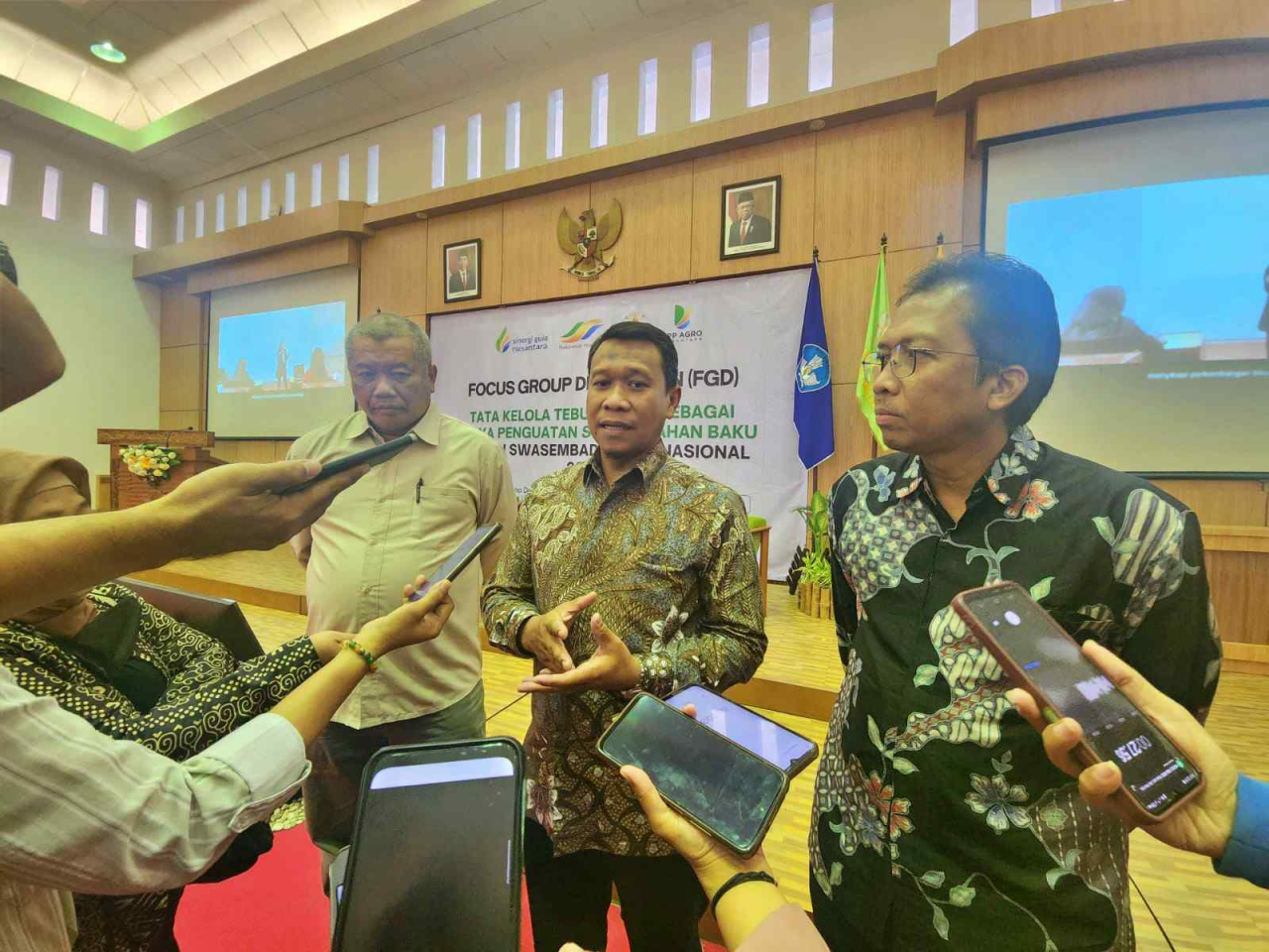 Direktur Utama SGN Mahmudi (tengah) saat diwawancarai sejumlah wartawan usai FGD Tebu Rakyat di UGM Yogyakarta, Selasa (2/7/2024). Foto : Peni Widarti