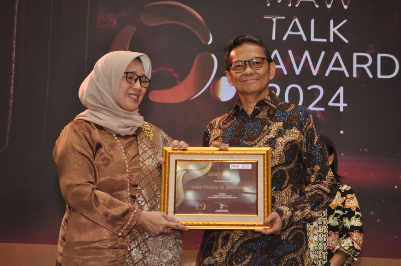 CEO Inke Maris & Associates, Isma Natanegara (kanan) menerima penghargaan Lembaga PR Paling Berpengaruh dari Prof. Dr. Adhianty Nurjanah selaku Dewan Juri MAW Talk Awards 2024. Foto: Dok. IM&A