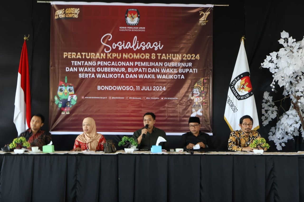 Seluruh komisioner KPU saat sosialisasi PKPU 8 tahun 2024. (Foto: Abdur Rakib/ Jatimkini)