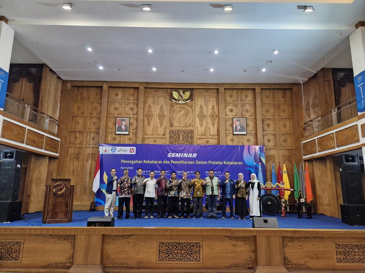 Para pengurus Masyarakat Profesi Keselamatan Kebakaran Indonesia (MPKKI) Jawa Timur saat melakukan sesi foto bersama ( Foto : MPKKI Jatim for Jatimkini.com )
