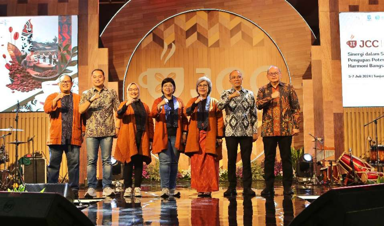 Deputi Gubernur Senior Bank Indonesia, Destry Damayanti (tengah) saat acara puncak Semarak JCC & Festival Peneleh 2024 di Surabaya, Minggu (7/7/2024). Foto : BI Jatim