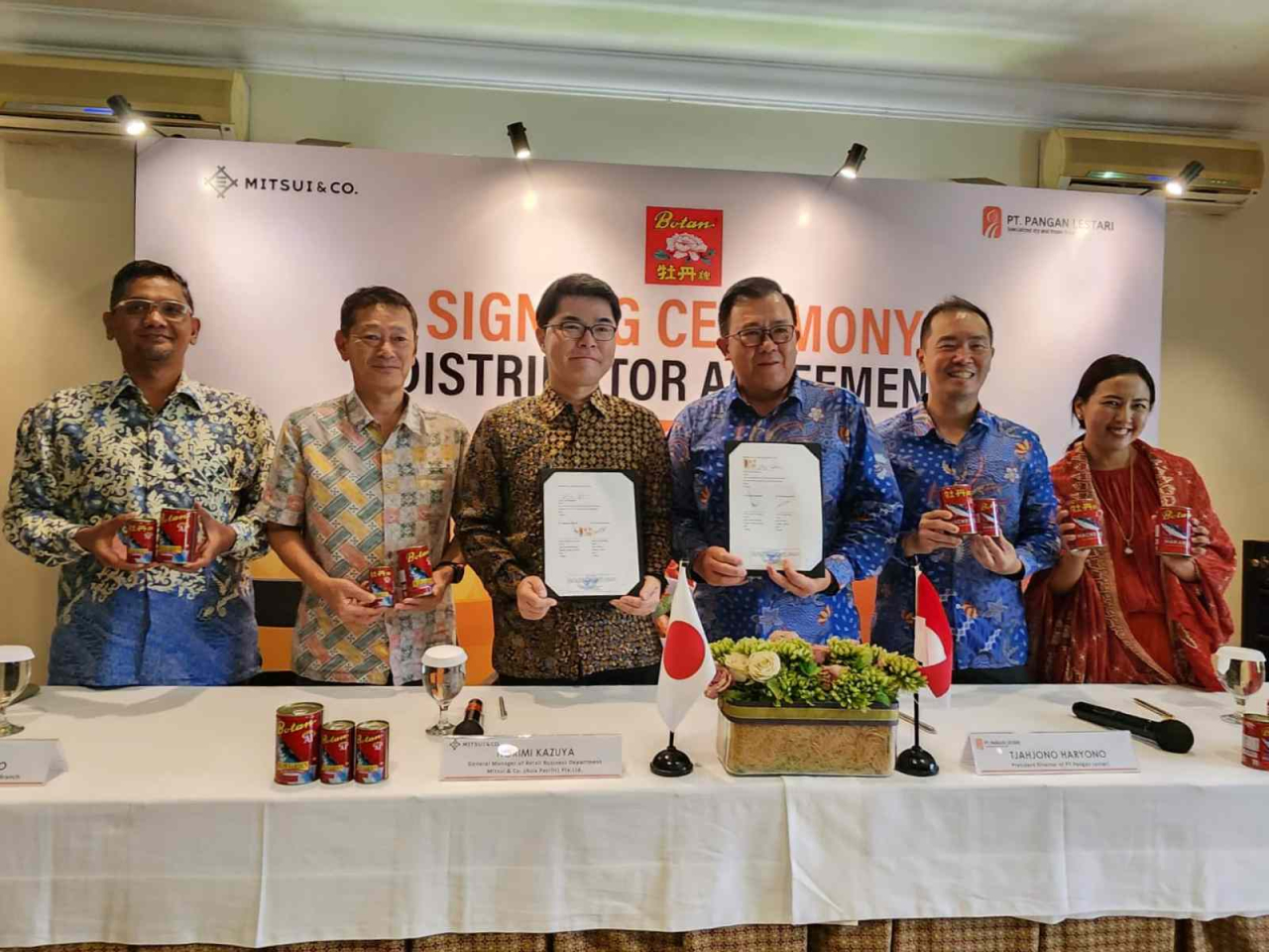 Dari kiri, Head of PT Mitsui Indonesia Surabaya Branch Tonny S Prakoso, GM of Retail Business Department Mitsui & Co. (Asia Pacific) Pte. Ltd. Horimi Kazuya, President Director PT Pangan Lestari Tjahjono Haryono, Director PT Pangan Lestari Iwi Sumbada. Fo