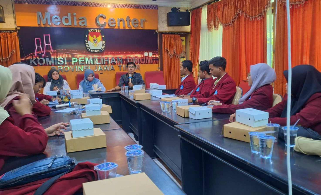 Mahasiswa Unipra Surabaya saat menggelar audiensi dengan KPU Jatim terkait pelaksanaan Pilkada Serentak 2024. Foto : Unipra