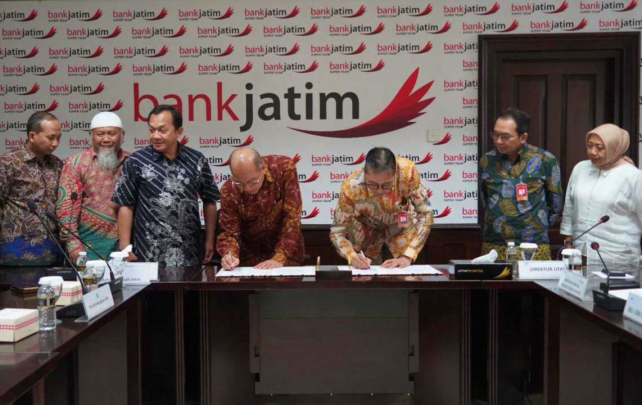 Direktur Utama Bank Jatim, Busrul Iman (ketiga kanan) menandatangani MoU dengan PW Muhammadyah Jatim. Foto : BJTM