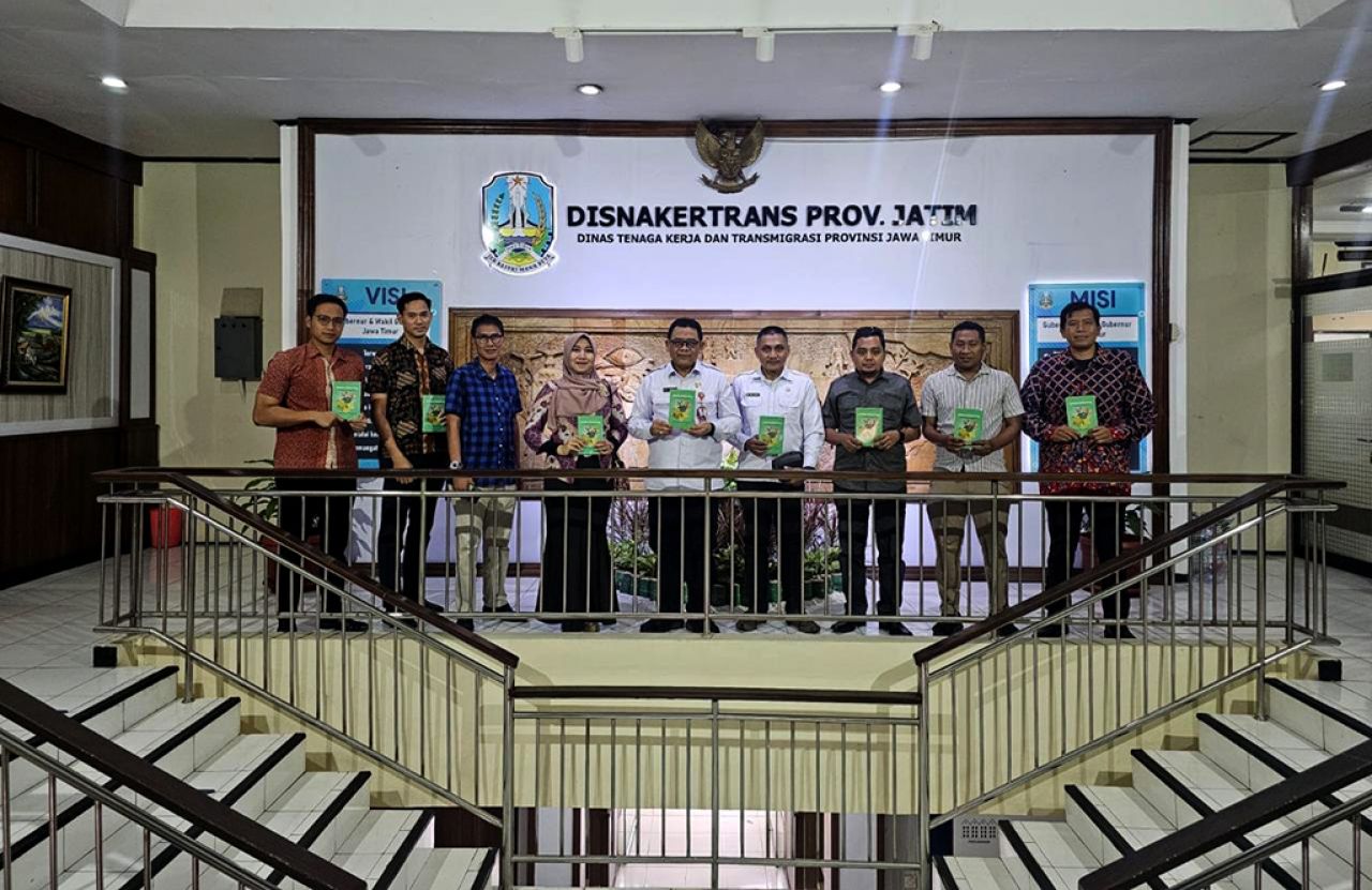 Kadisnakertrans Jatim, Sigit Priyanto (tengah) saat rilis buku di gedung Disnakertrans Jatim. (foto-foto: DK3P Jatim for jatimkini.com)