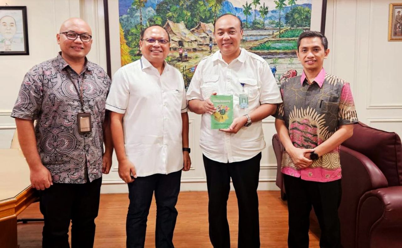 Wakil DK3P Jatim, Edi Priyanto (dua dari kiri) saat memperkenalkan buku K3, Safety Unboxing.