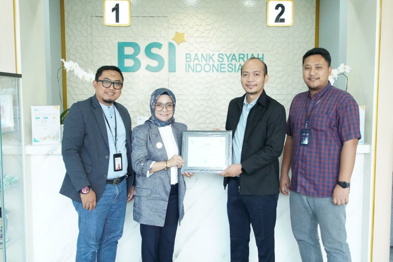 penandatanganan kerjasama PLN dengan Bank Syariah Indonesia (BSI) KCP Madiun Kartoharjo, pada Jumat (19/7). (Foto: PLN for Jatimkini)