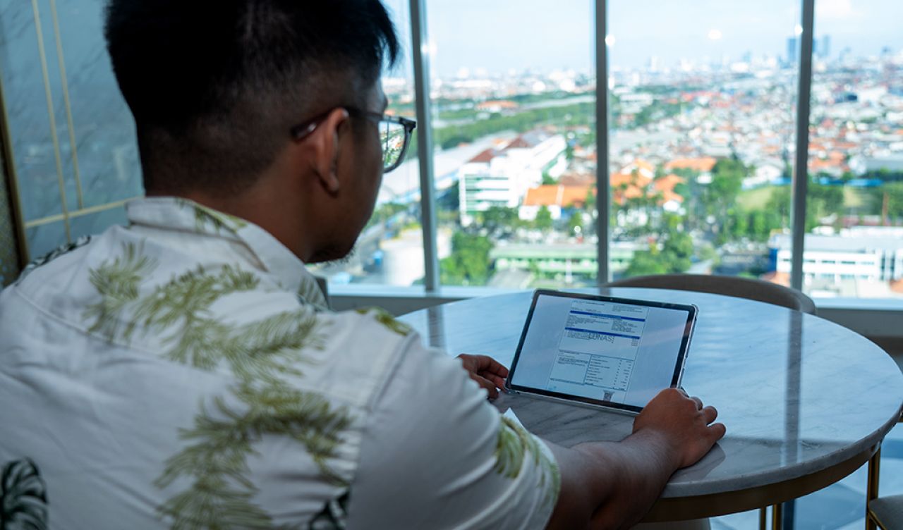Pengguna jasa saat mengunduh nota dari sistem yang sudah diterapkan PT Terminal Petikemas Surabaya. (foto: TPS for jatimkini.com)