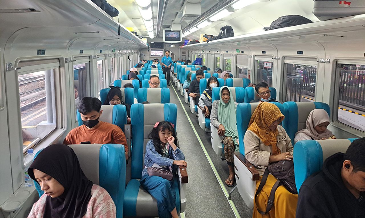 Percepatan layanan menjadi salah satu kunci keberhasilan PT KAI Daop 8 Surabaya meningkatkan volume penumpang semester I/2024. (foto: PT KAI Daop 8 Surabaya for jatimkini.com)