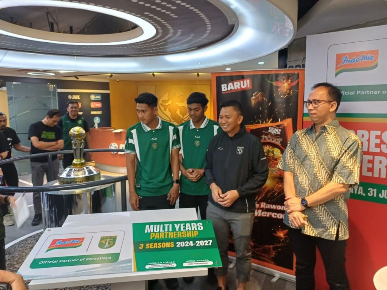 Produsen makanan dan minuman PT Indofood Sukses Makmur Tbk (Indofood) dipastikan menjadi official partner club Persebaya Surabaya jelang kompetisi Liga 1 ( Foto : surabayaonline.co )