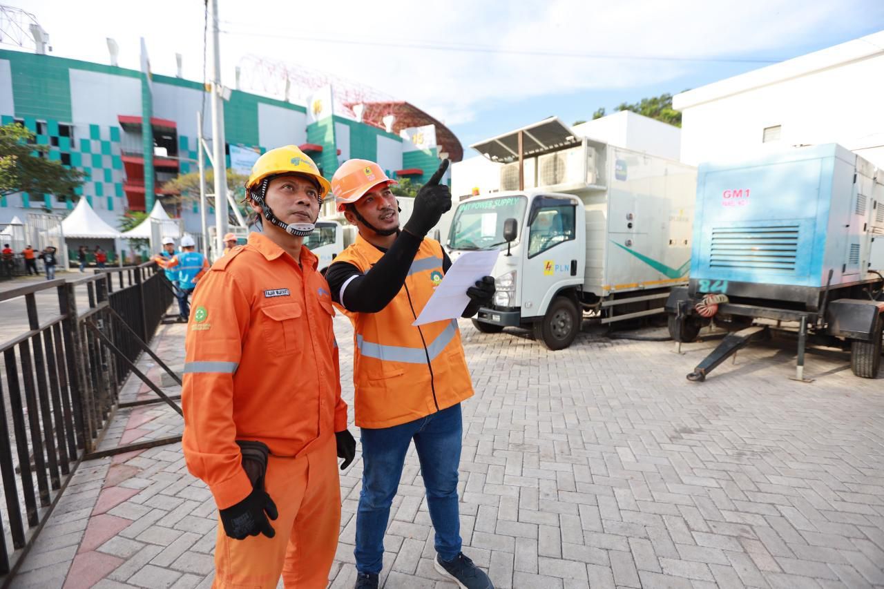 PT PLN (Persero) Unit Induk Distribusi (UID) Jawa Timur siaga amankan pasokan listrik jelang gelaran piala AFF U-19 di Stadion Gelora Bung Tomo Surabaya. (Foto: PLN for Jatimkini)