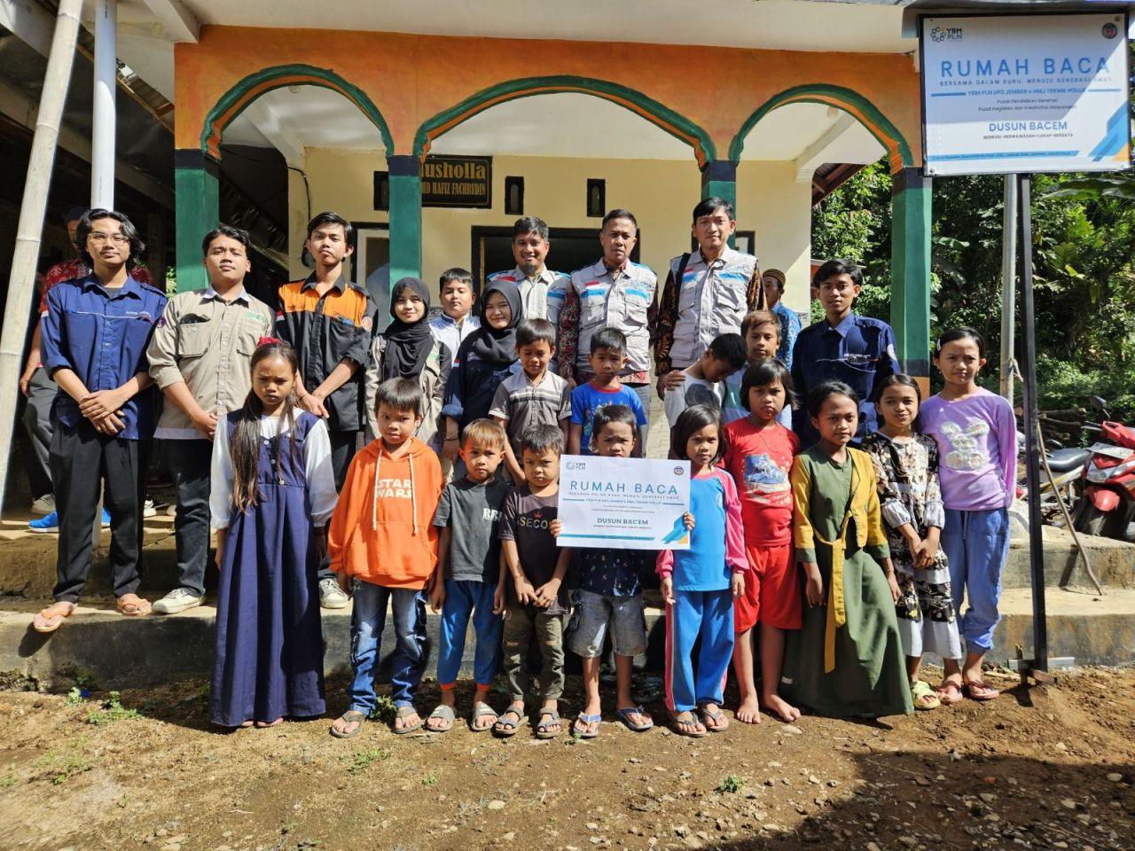 YBM PLN meresmikan Rumah Baca di Dusun Bacem Desa Panduman Kecamatan Jlebuk Kabupaten Jember bersama Himpunan Mahasiswa Jurusan (HMJ) Politeknik Negeri Jember, Selasa (23/7). (Foto: PLN for Jatimkini)