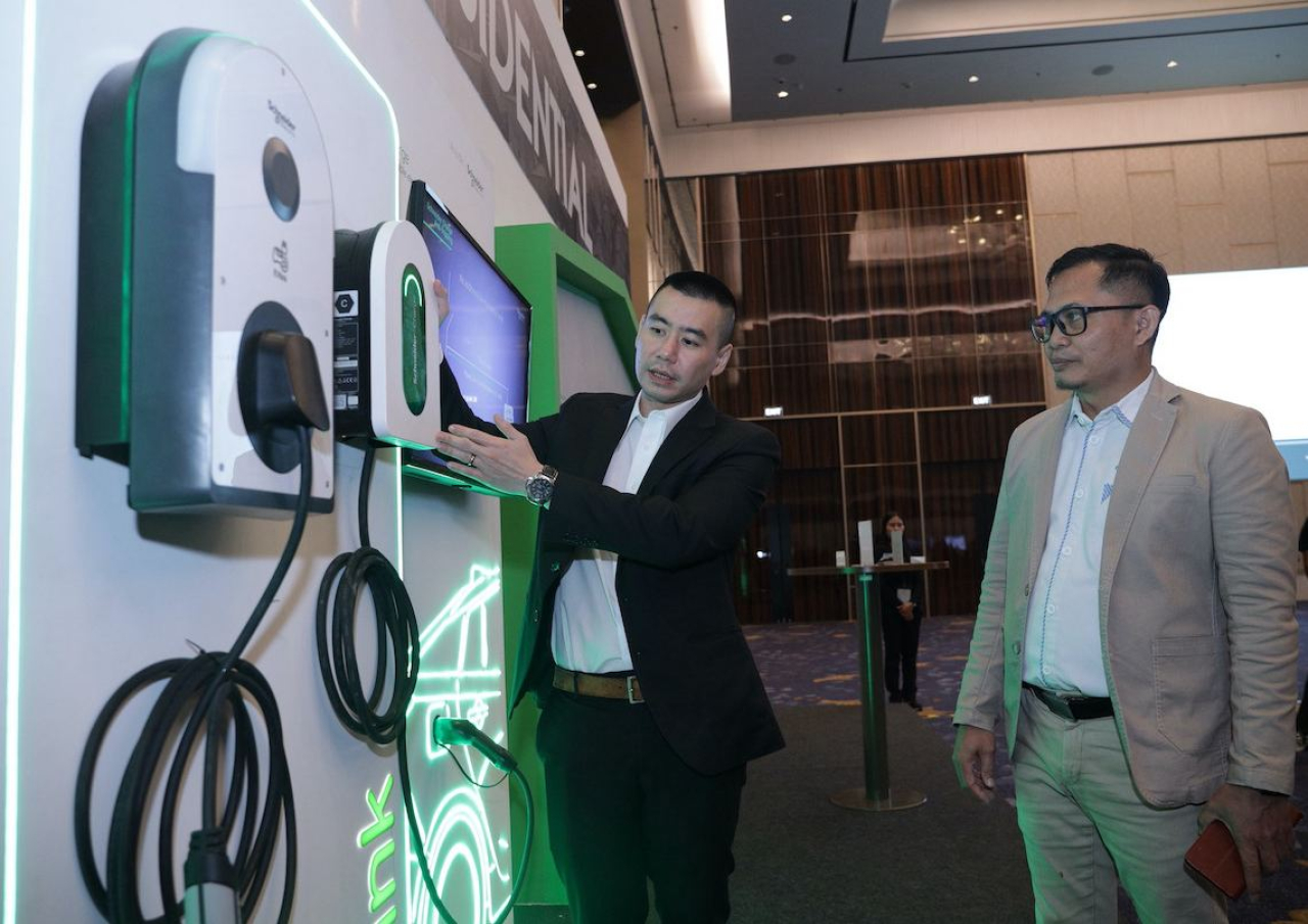 Cluster President Schneider Electric Indonesia & Timor Leste, Martin Setiawan menjelaskan solusi EVlink, solusi stasiun pengisian daya kendaraan listrik  dari Schneider Electric kepada Ketua DPP Inkindo Jatim Irwan Susilo di Innovation Day Surabaya 2024. 