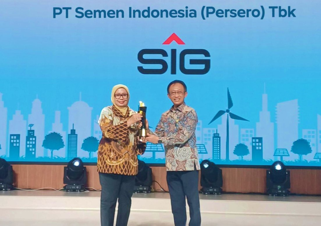 Direktur Operasi SIG Reni Wulandari (kiri) menerima penghargaan dari Direktur Distribusi PLN (Persero) Adi Priyanto dalam Enterprise Customer Gathering PLN di Jakarta, Kamis (11/7/2024). Foto : SIG