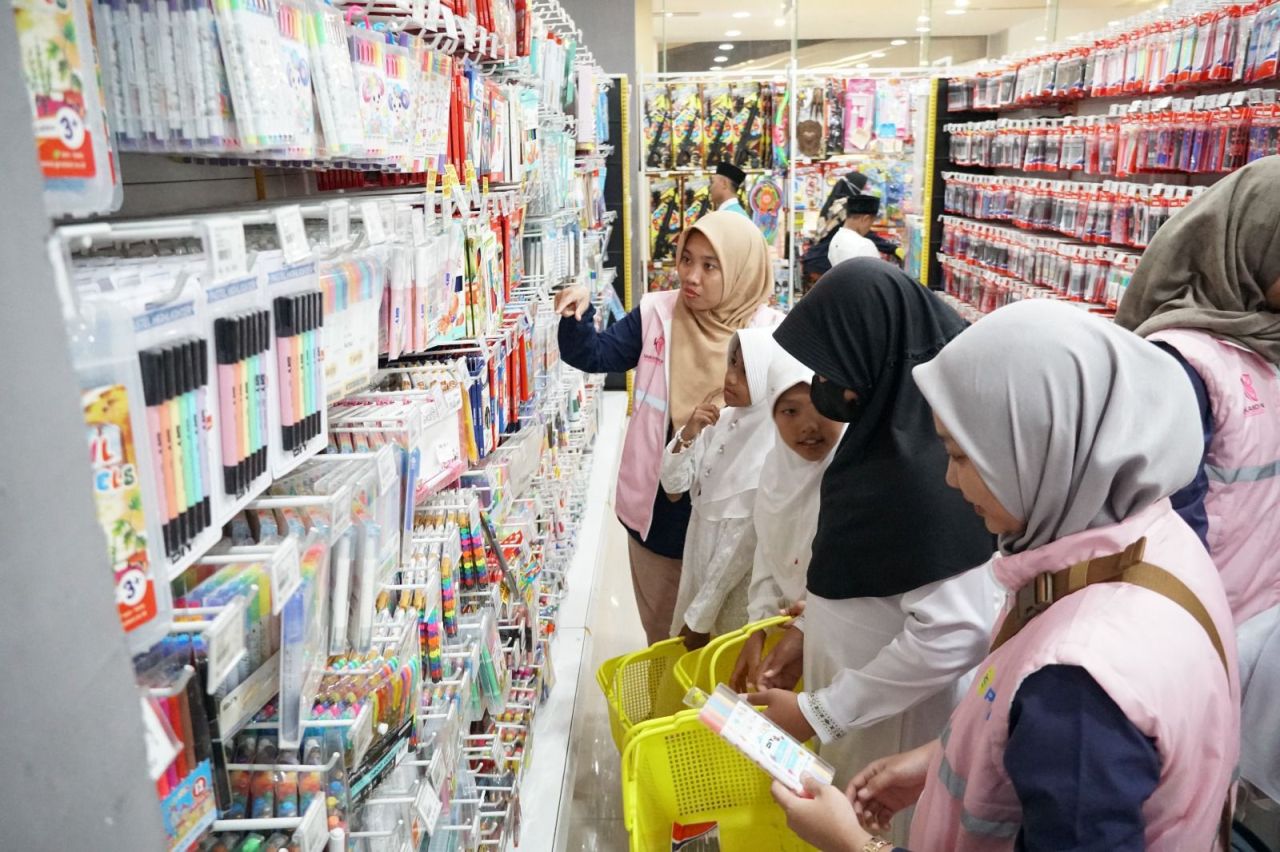 Srikandi dan YBM PLN belanja kebutuhan sekolah untuk anak-anak yatim dhuafa. (Foto: PLN for Jatimkini)