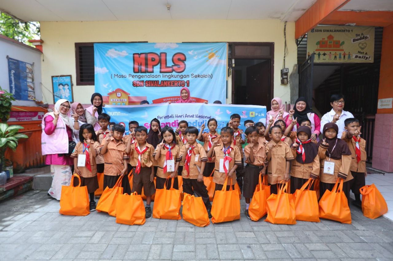 Srikandi PLN memberikan edukasi dan bantuan makanan bergizi kepada siswa Sekolah Dasar (SD) Siwalankerto I Kota Surabaya pada Rabu (24/7). (Foto: PLN for Jatimkini)