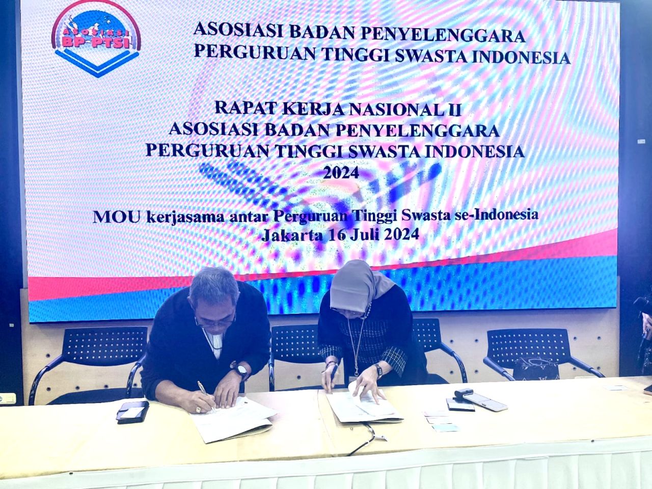Universitas Wijaya Putra (UWP)  Surabaya resmi menandatangani Nota Kesepamahaman (Memorandum of Understanding/MoU) dengan lima perguruan tinggi ( Foto : UWP for Jatimkini.com)