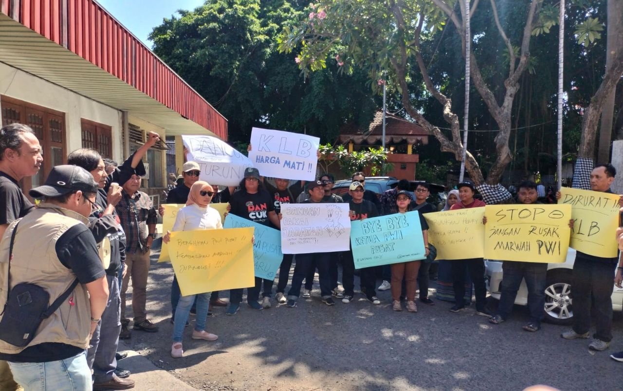Puluhan wartawan dari berbagai media di Jawa Timur melakukan demontrasi di halaman depan Gedung PWI Jawa Timu di Jl Taman Apsari 15-17 Surabaya, Senin (22/07/2024) siang.  (Foto: Ahmad Arif)