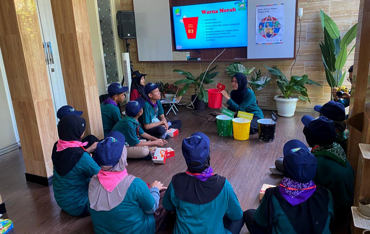 Briefing diberikan kepada waste warrior terkait pentingnya edukasi kepada generasi muda untuk peduli sampah.