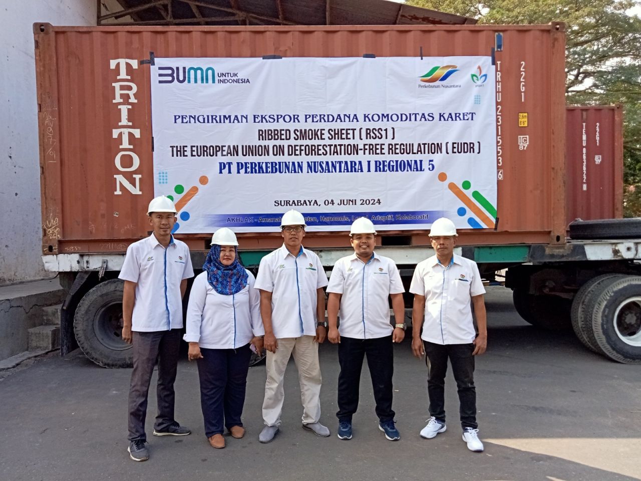 PT Perkebunan Nusantara I (PTPN I) Regional 5 lakukan ekspor karet Ribbed Smoke Sheet (RSS ) 1 sebanyak 40,5 ton ( Foto : PTPN Regional 5 for Jatimkini.com )