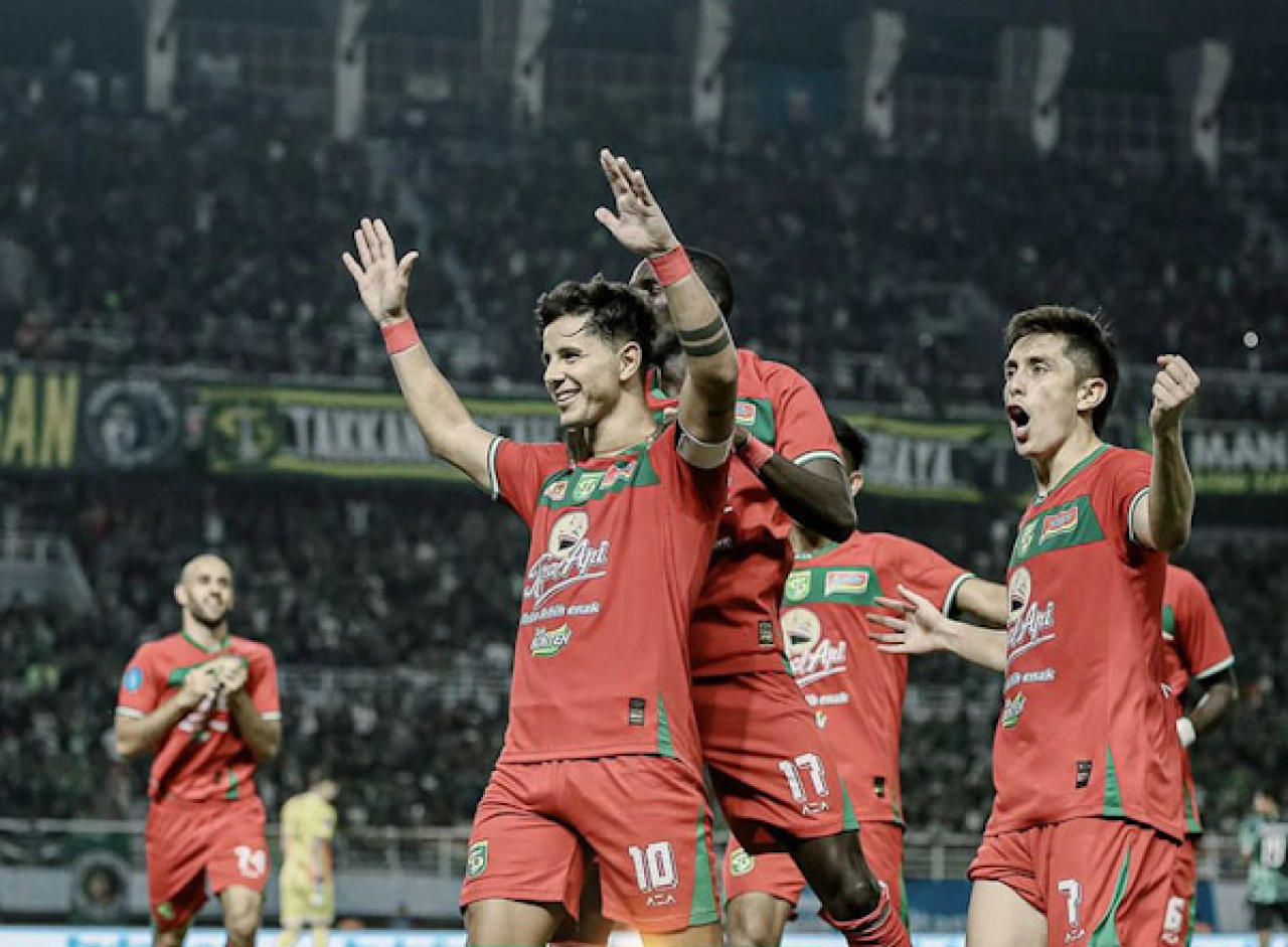 Pemain Persebaya merayakan kemenangan di Stadion GBT Surabaya. Foto : Instagram Persebaya