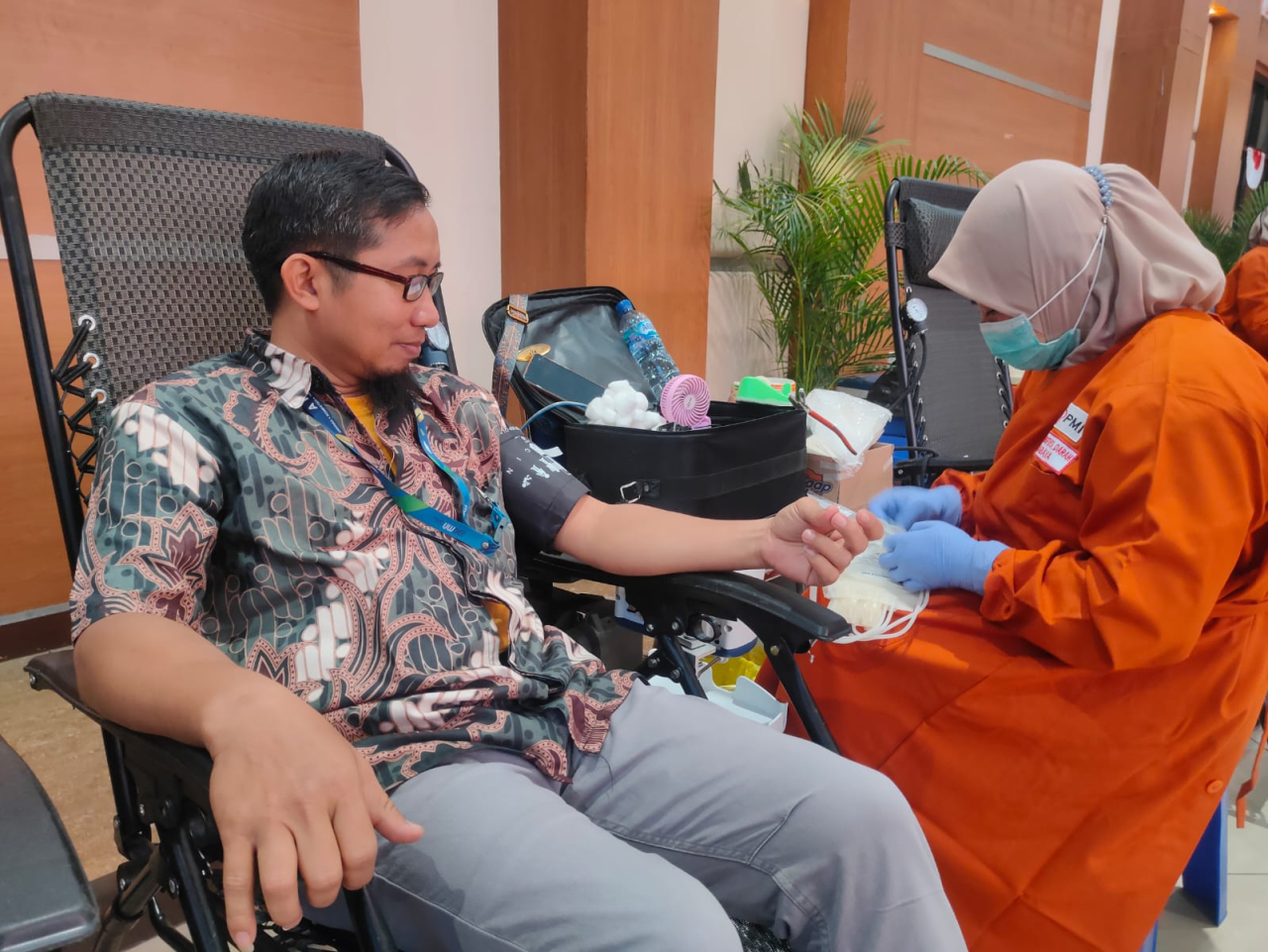Aktivitas pengambilan darah dalam kegiatan Donor Darah yang digelar SGN. Foto : SGN