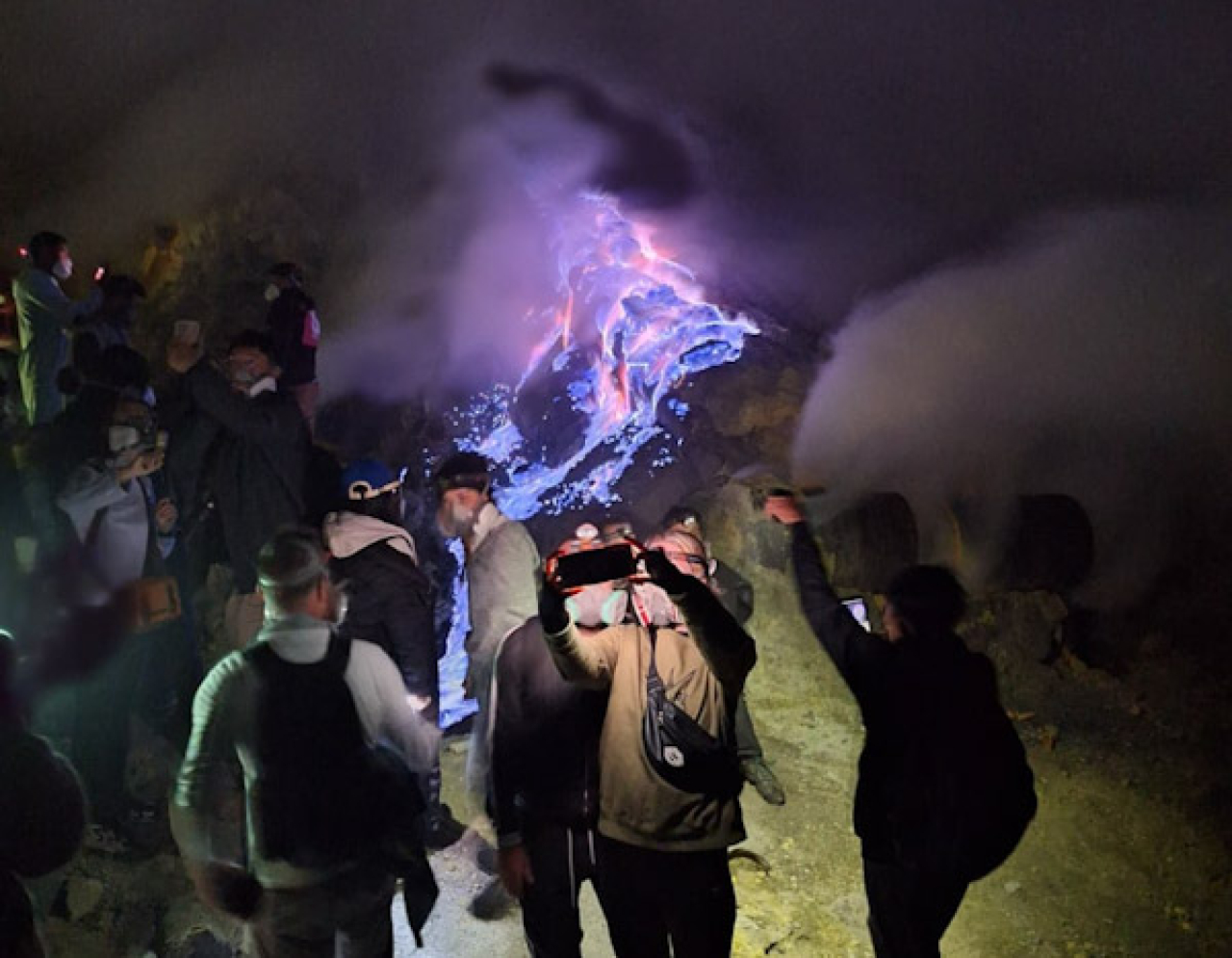 Blue fire di Kawah Gunung Ijen. Foto : TWA Ijen