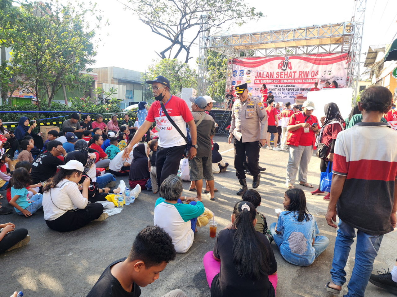 Suasana kegiatan jalan sehat dan bazaar warga RW 4 Sidotopo, Kecamatan Semampir, Surabaya. Foto : Alvian Yoananta