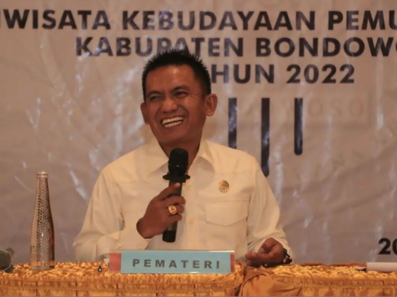 Untuk ketiga kalinya H Syamsul Tahar S.Ag  kembali dilantik sebagai  anggota DPRD kabupaten Bondowoso ( Foto : Jatimkini.com / Abdur Rokib )