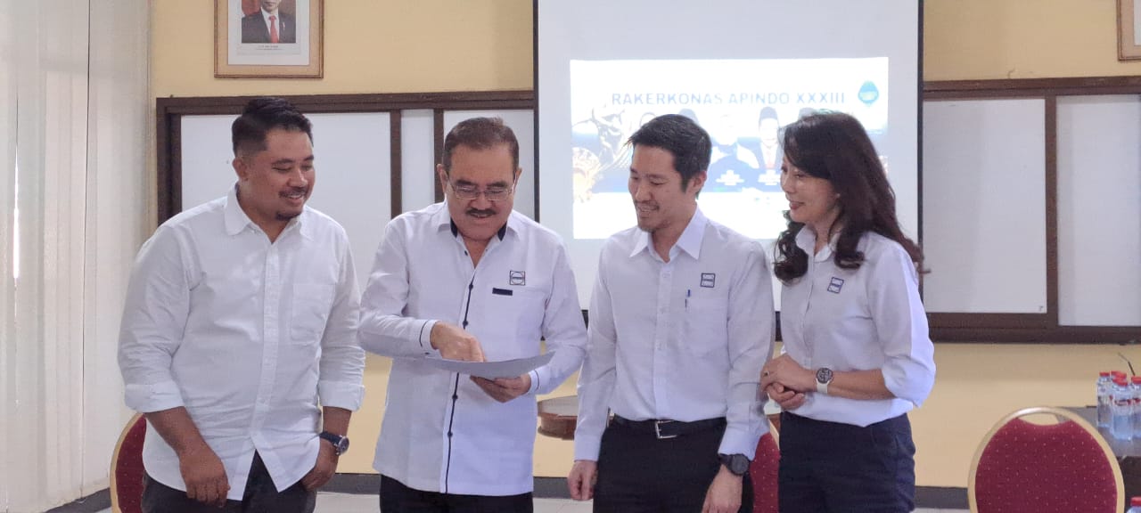 Ketua Dewan Pimpinan Provinsi (DPP) Apindo Jatim, Eddy Widjanarko (kedua kiri) bersama jajaran Apindo saat menggelar konferensi pers di Surabaya, Senin (26/8/2024). Foto : Alvian Yoananta