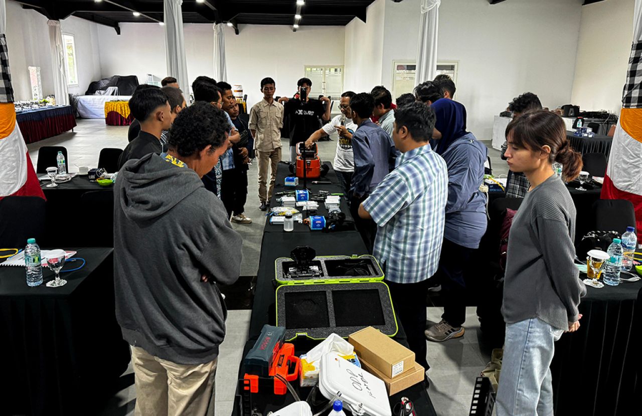 Peserta bootcamp menyaksikan paparan penanganan troubleshoot dan instalasi fiber optik. (Foto: Axelbit for jatimkini)