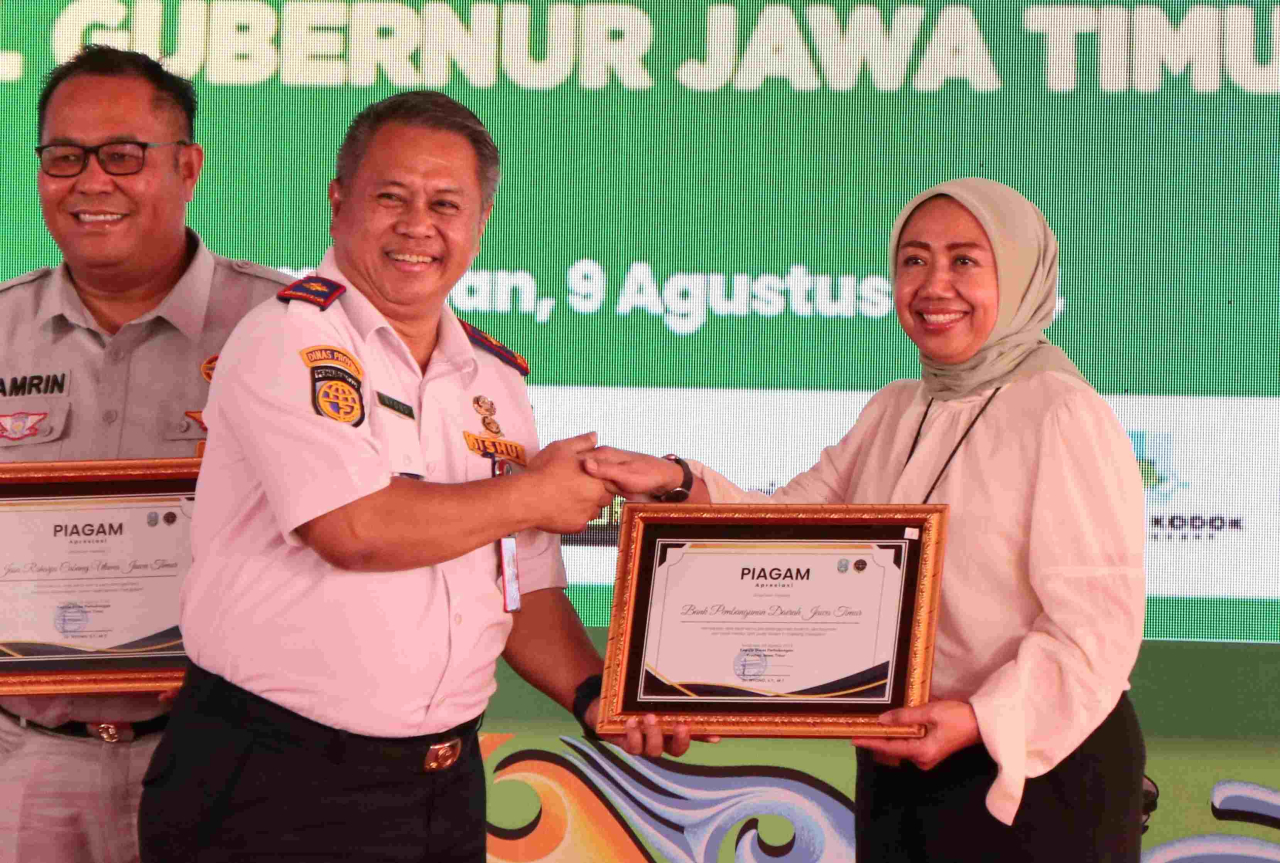 Direktur Kepatuhan Bank Jatim Umi Rodiyah (kanan) menerima apresiasi dari Dishub Jatim. Foto : BJTM