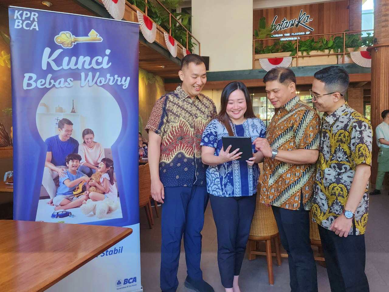 Senior VP Consumer Loan BCA Handy Weriko (kedua kanan) dan  VP Consumer Loan BCA Meliani Tjondro (kedua kiri) usai bertemu media di Surabaya, Selasa (13/8/2024). Foto : Peni Widarti