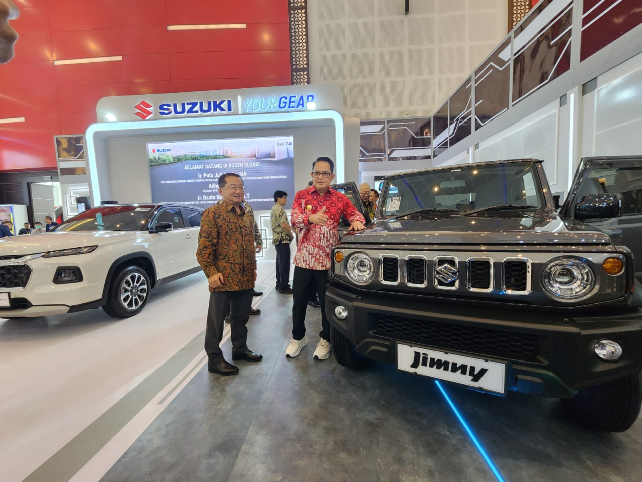 Pj Gubernur Jatim Adhy Karyono saat menunjungi booth pameran GIIAS Surabaya 2024, Rabu (28/8/2024). Foto : Peni Widarti