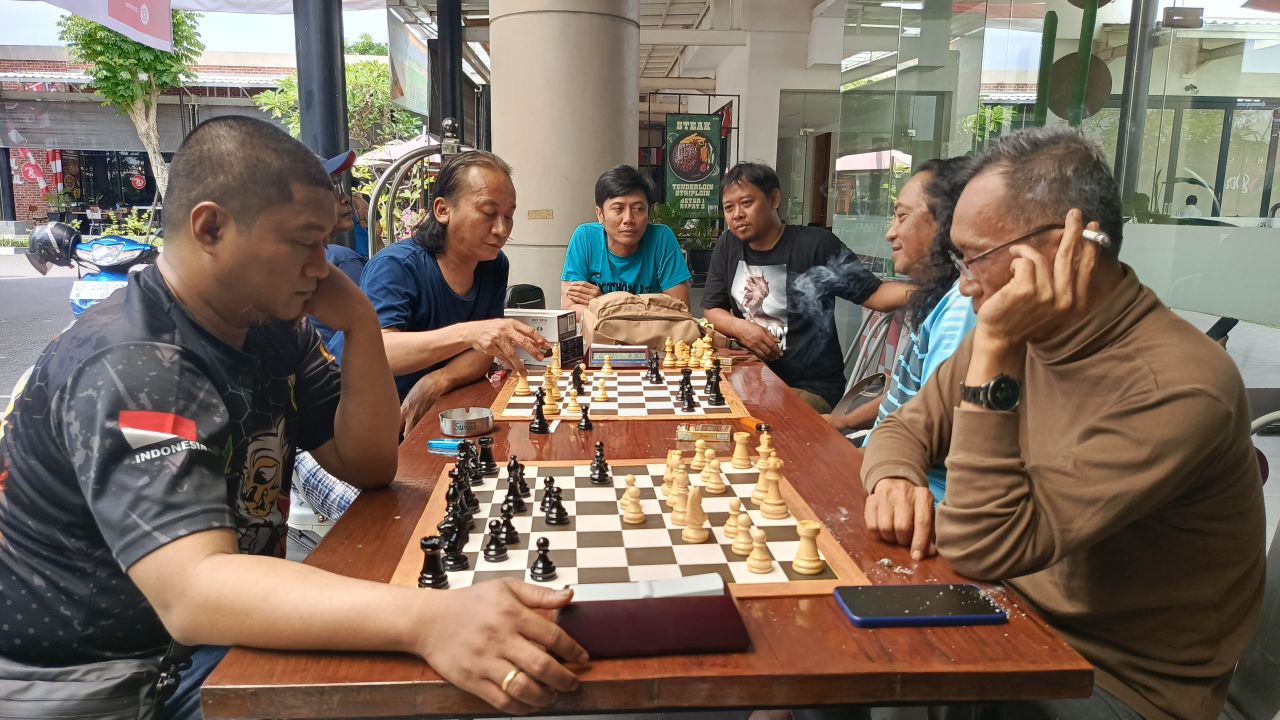 Cabor Catur Porwanas Jatim terus berlatih guna mempersiapan diri untuk bertanding diajang Porwarnas  XIV/2024 diBanjaramasin ( Foto : Dokumentasi Porwanas Jatim )