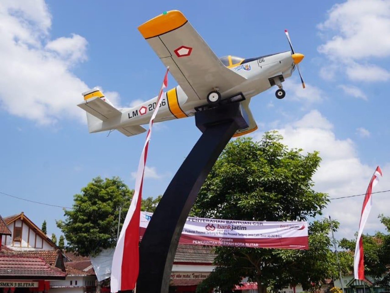 Replika pesawat bantuan Bank Jatim untuk Kota Blitar. Foto : BJTM