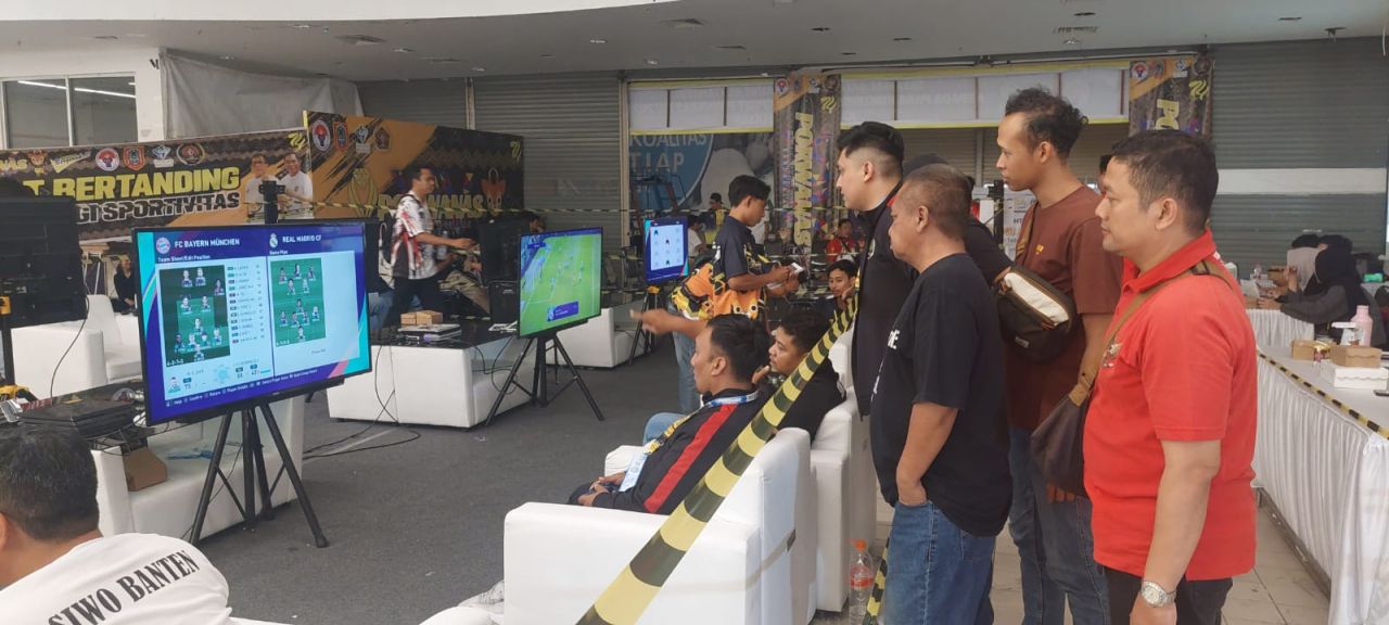Tim Porwanas XIV PWI Jatim cabor e-sport langsung dapat dukungan dari Ketua PWI Jatim, Lutfil Hakim saat berlaga. Hasilnya, Tim e-sport PWI Jatim raih tiket ke final ( Foto : Tim Porwanas Jatim )
